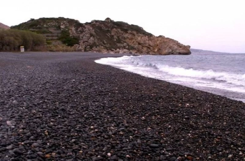 H πανέμορφη ελληνική παραλία που αποτελεί παγκόσμιο φαινόμενο! Γιατί δεν επιτρέπεται να πάρεις βότσαλο από εκεί